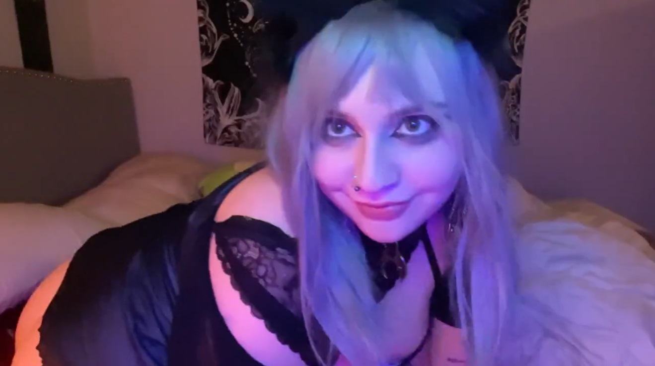 Chubby Furry Show Off Her Black Tail. Shaking Her Ass